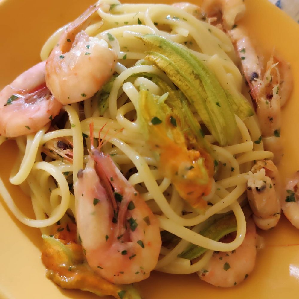 ‘A Taverna d’è Zoccole - Linguina gigante con gamberi di Crapolla e fiori di zucca
