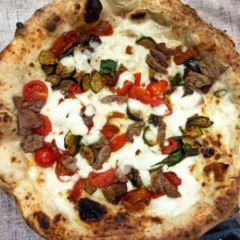 Pizzeria e Ristorante Megusta -La Paesana con Ortaggi e Salsiccia paesani