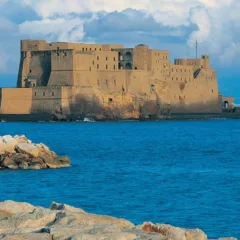 La fotografia mostra l'antica fortificazione Castel dell'Ovo, che sorge sull'antico isolotto di Megaride