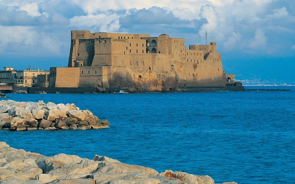 La fotografia mostra l'antica fortificazione Castel dell'Ovo, che sorge sull'antico isolotto di Megaride