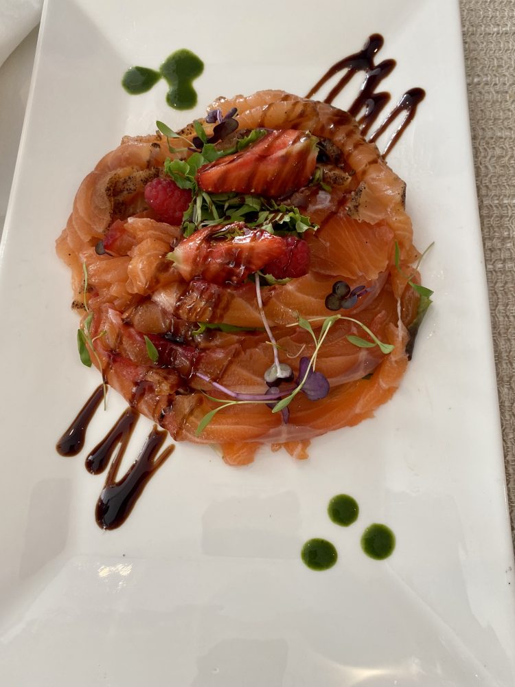 L’Amo - Salmone al caffe' e salsa alla barbabietola