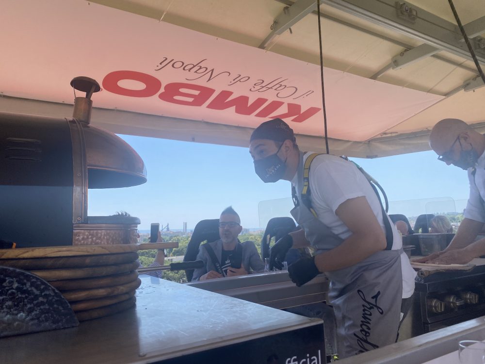 Lunch in the sky - cottura della pizza