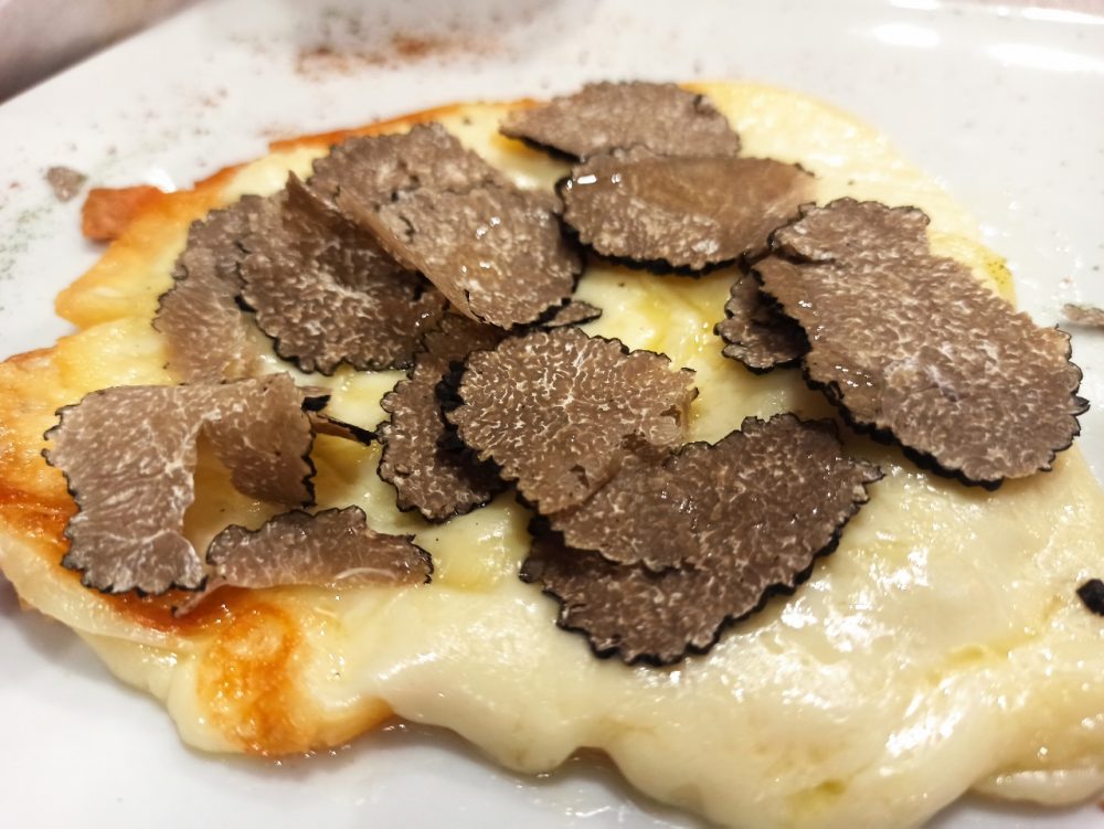 Pizzeria e Ristorante Megusta - Il Caciocavallo dolce di Montella con lamelle di Tartufo fresco Irpino