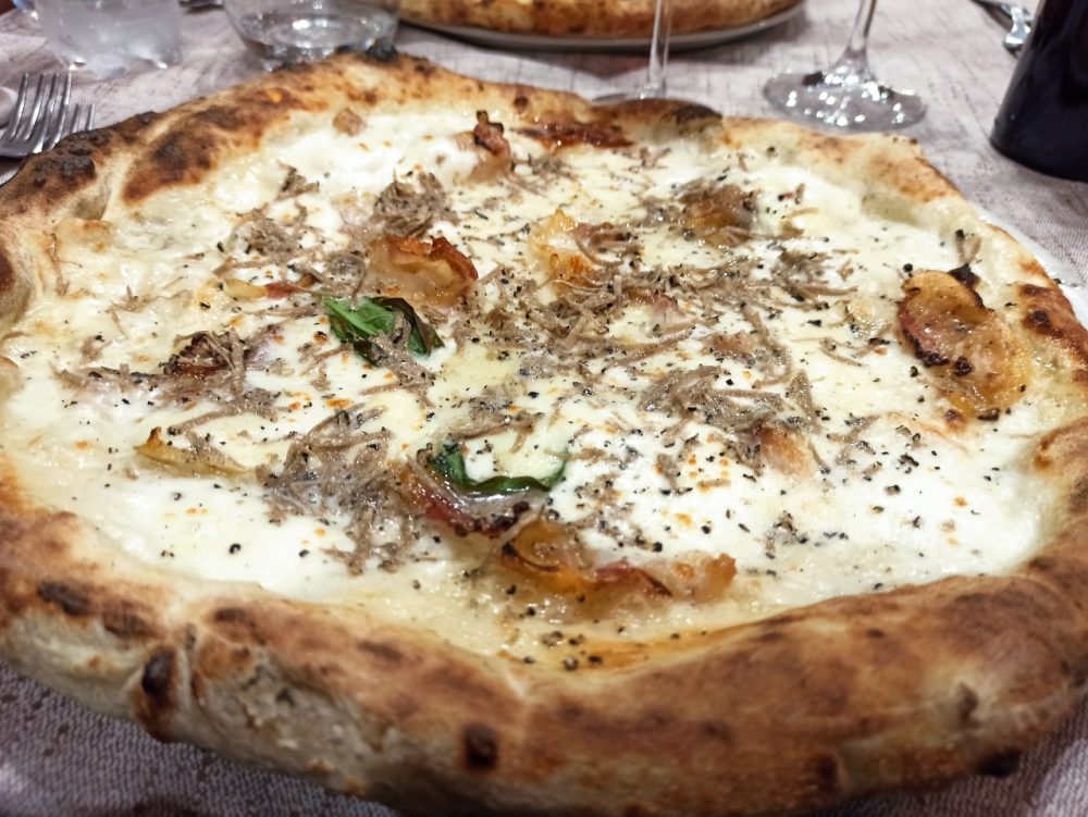 Pizzeria e Ristorante Megusta -L'Irpina con Guangiale e Tartufo fresco locale