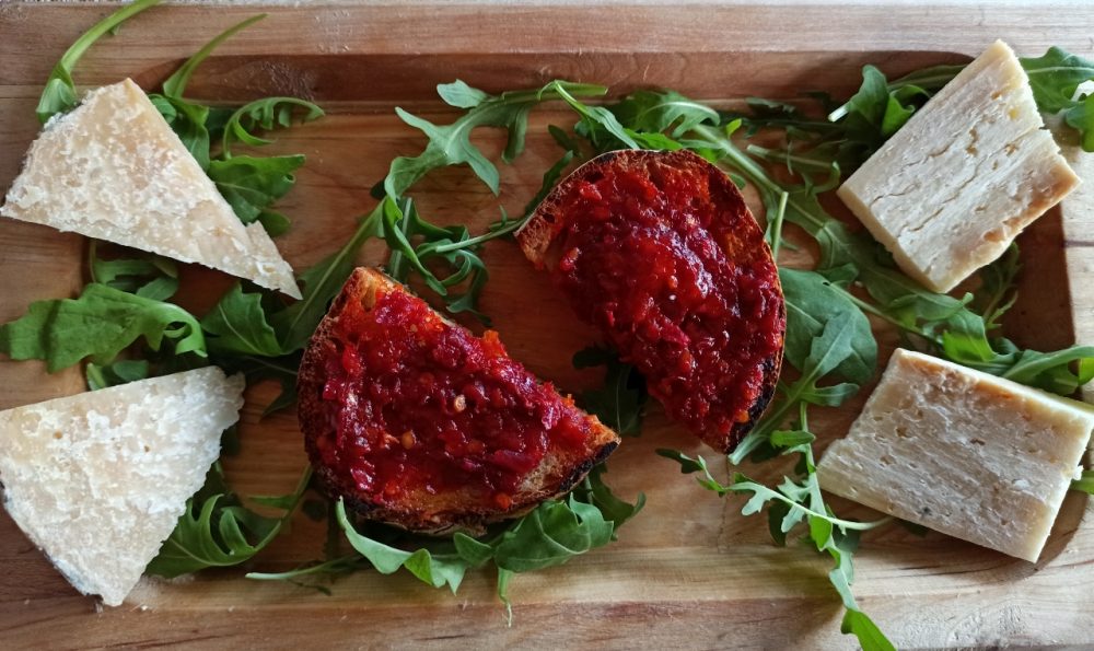 Sua Maesta' - Pecorino stagionato 8 mesi e Caprino di Camigliatello Silano, Bruschette con Nduja di Spilinga