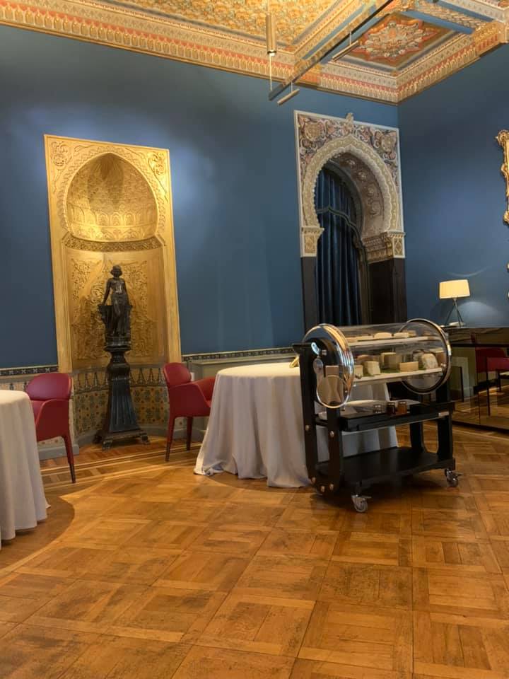 Villa Crespi, la sala e il carrello dei formaggi