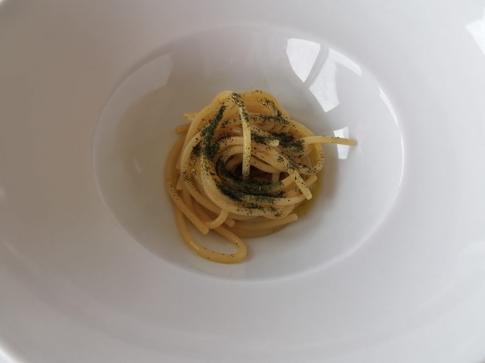 Spaghetto al pomo d'oro e farina di basilico