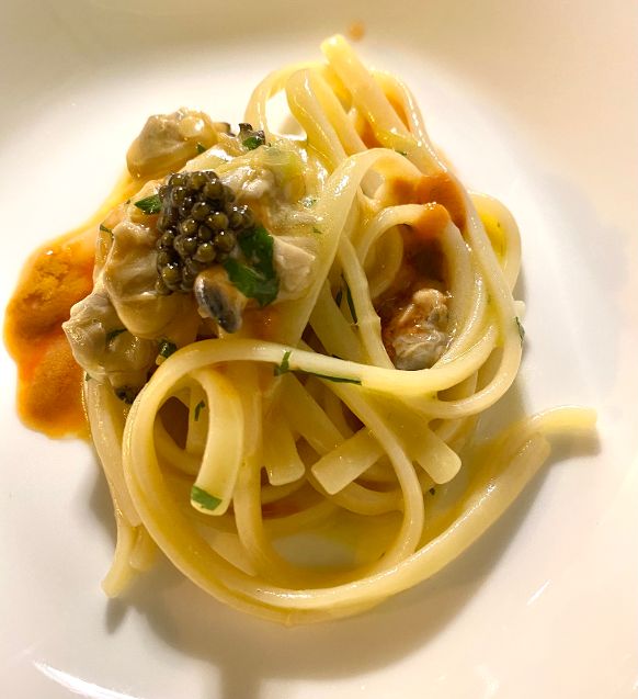 Cosimo Russo Ristorante Bavette, aglio, olio, peperoncino, vongole, ricci e caviale
