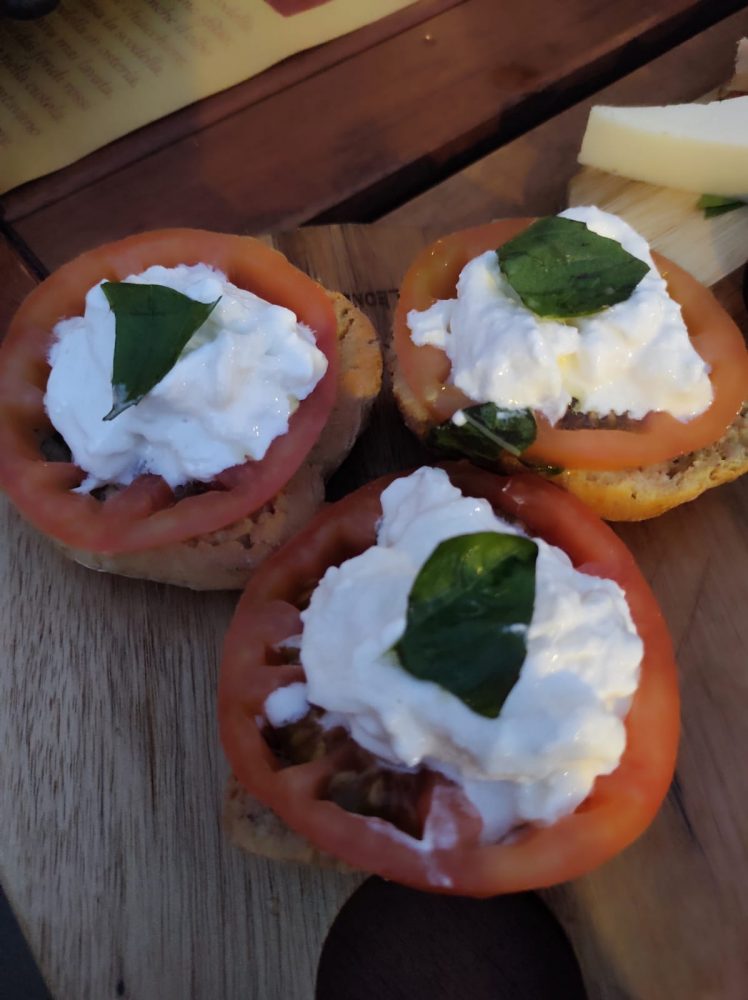 La Vineria Senza Cucina - fresellina stracciata e pomodori di Sorrento