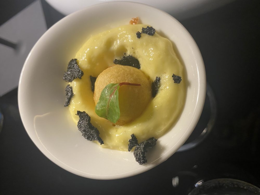 Michelasso - Spuma di mais, polpettina di baccala' pastellata, maionese di baccalà e riso soffiato al nero di seppia