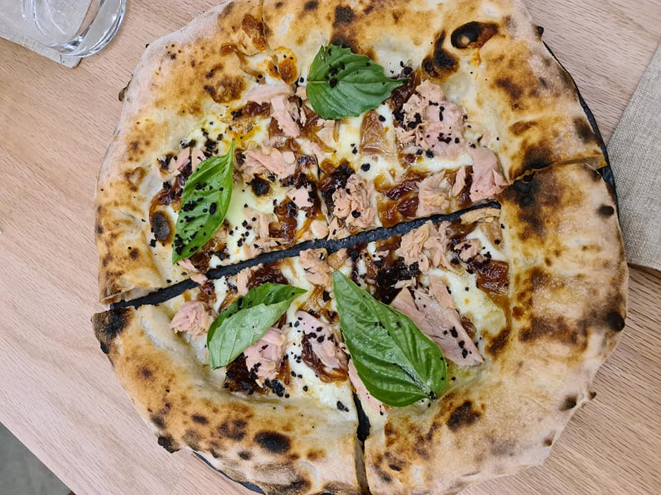 La pizza con il tonno