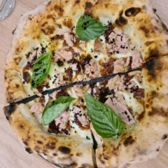 La pizza con il tonno