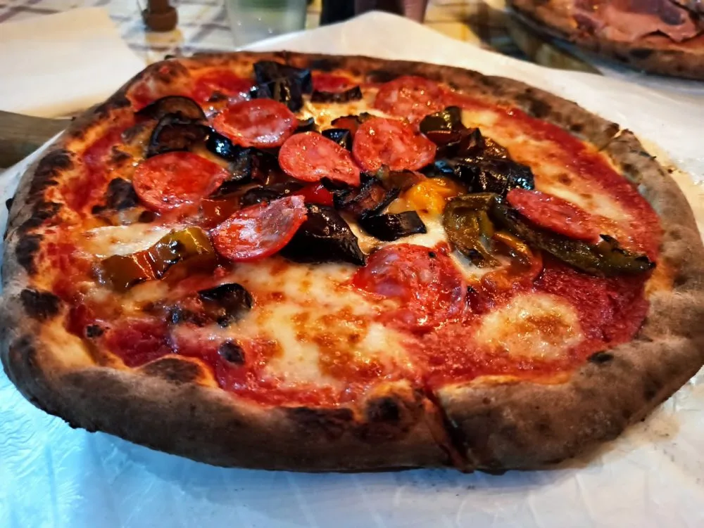 Pizzeria O'Saracaro di Alfonso Palladino dal 1995 - L'Ortolana con salame piccante