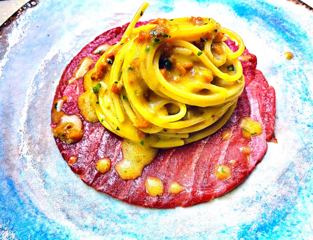 Spaghetti con riccio di mare e carpaccio di tonno