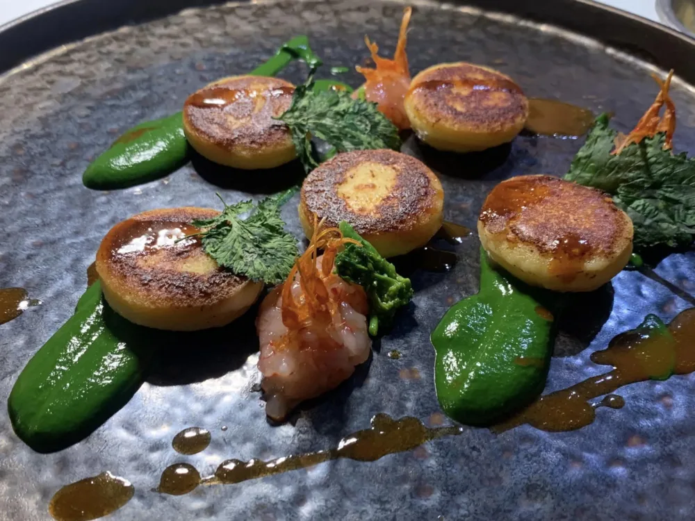 Relais Blu, gnocchi ripieni di provola con cime di rapa e battuto di gamberi