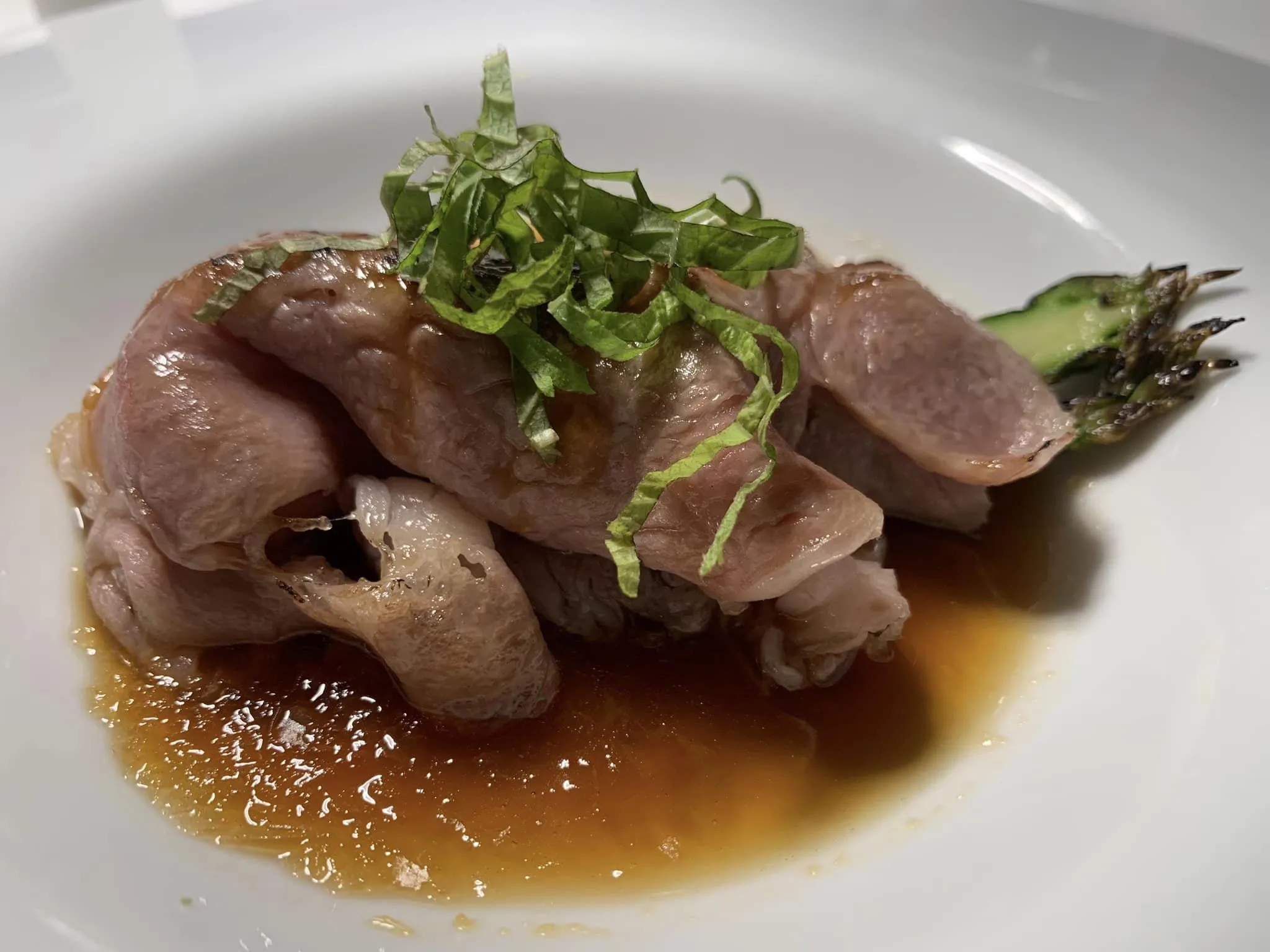 Relais Blu, involtino di wagyu con cipolle e asparagi