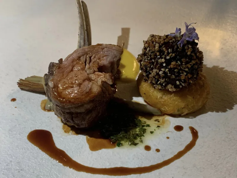 Relais Blu, costoletta di agnello laticauda con salsa chimichurri