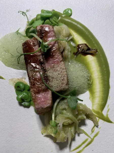 Relais Blu, ventresca di tonno con crema di fave e porro arrostito