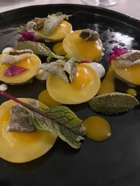 Embarcadero - Ravioli di baccala' con pesto di cappero e pomodorino giallo