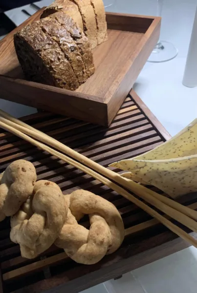 Relais Blu, pane, grissini, taralli