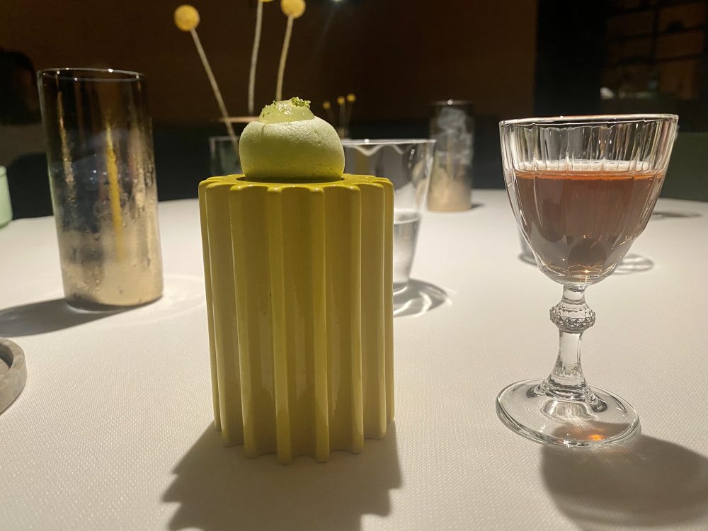 Aria Restaurant - Meringa alla rucola, servita con gel di chartreuse e zest di lime, abbinato al Punch di benvenuto