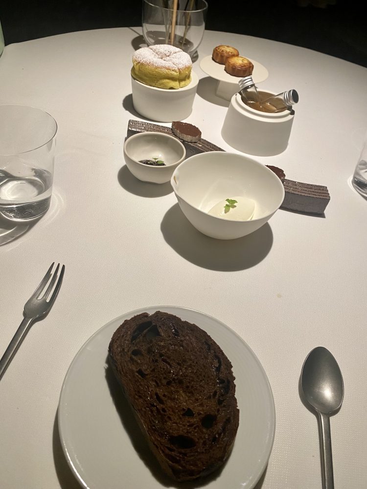 Aria Restaurant - Pane al cioccolato, Torta Taiwanese ai fiori d’arancio, Mooncake al kumquat