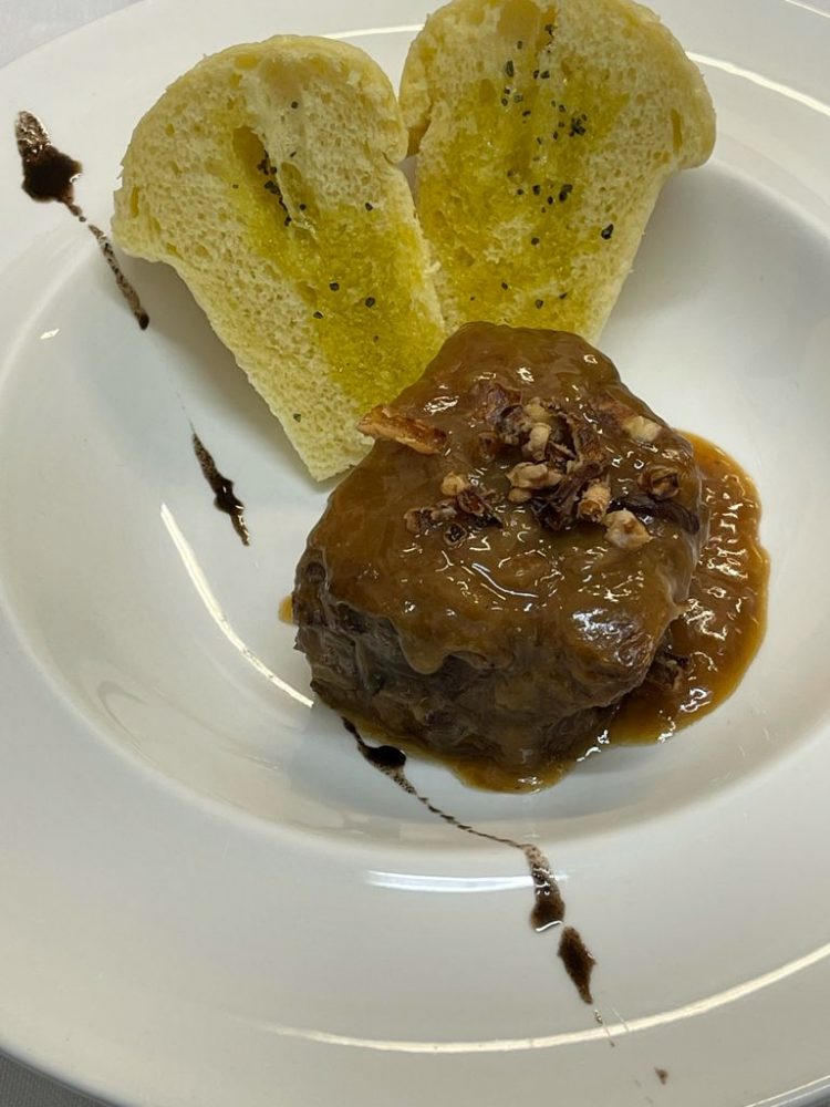 DUBL AL SALVATORE - Stracotto di manzo alla genovese con babà salato cotto al vapore