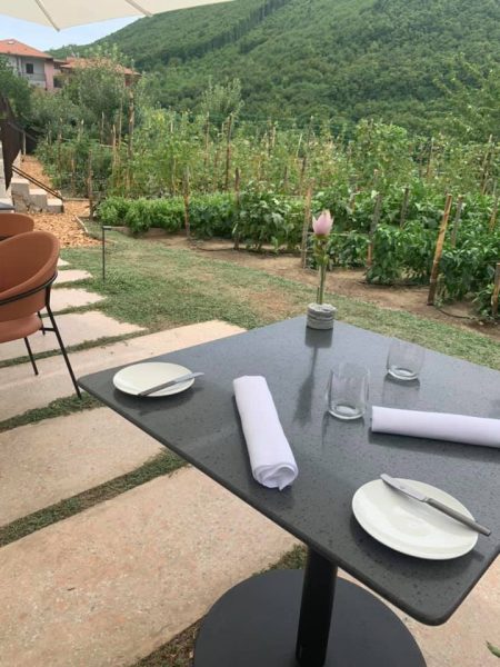 Laqua, il tavolo nell'orto