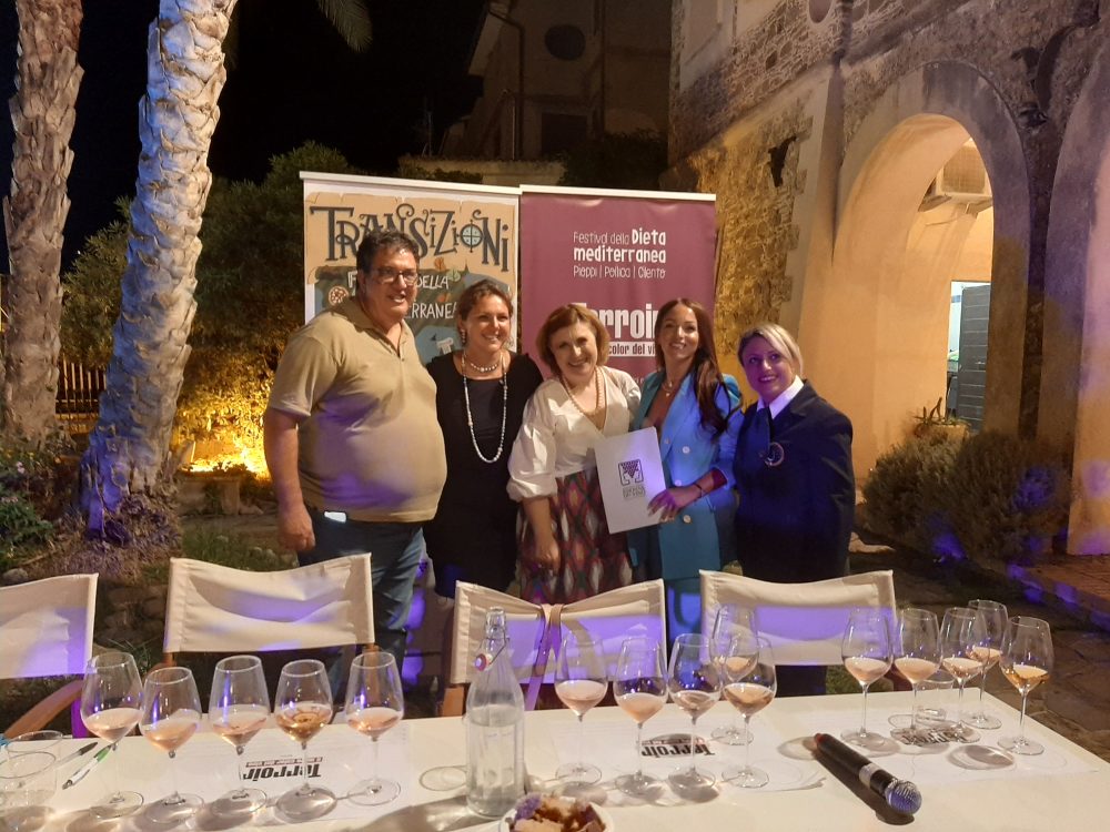 Luciano Pignataro e Manuela Russo con le Donne del Vino