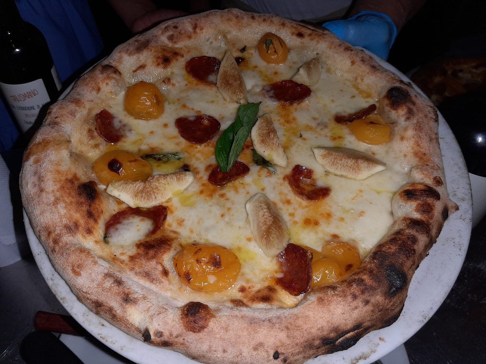 Pizza DaZero con fichi e pomodorini gialli