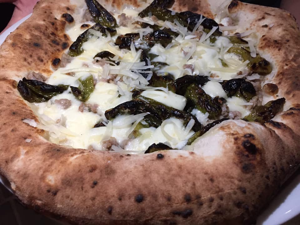 Pizzeria EVO54 a Vallo, friggitelli e salsiccia