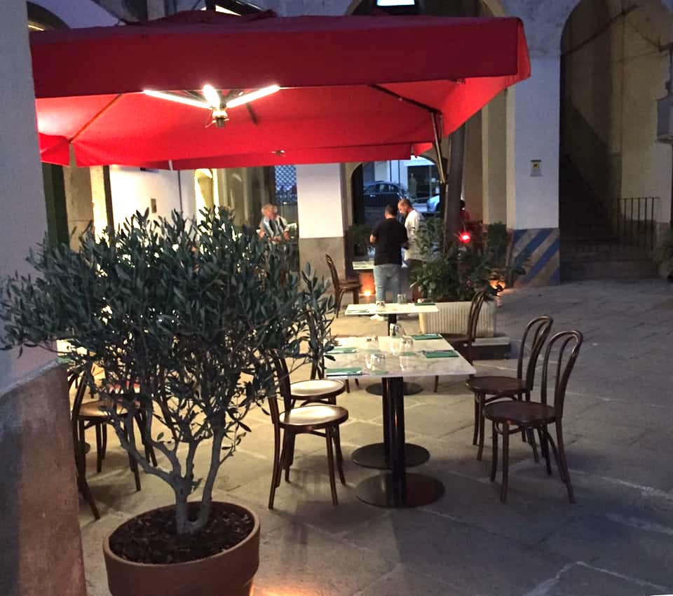 Pizzeria EVO54 a Vallo i tavoli in cortile