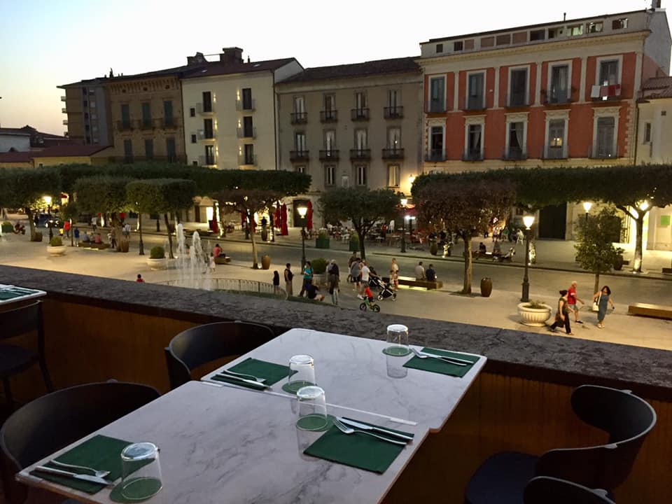 Pizzeria EVO54 a Vallo la piazza dai tavoli