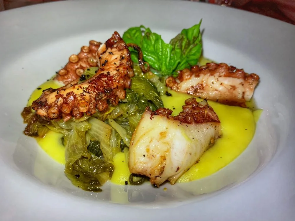 Porto del Fico - tentacolo di polpo alla brace con patate allo zafferano, scarole e olive salella ammaccate