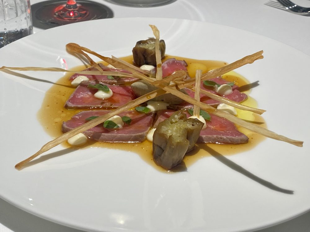 Re Santi e Leoni Restaurant - Manzo tataki, paglia e melanzane