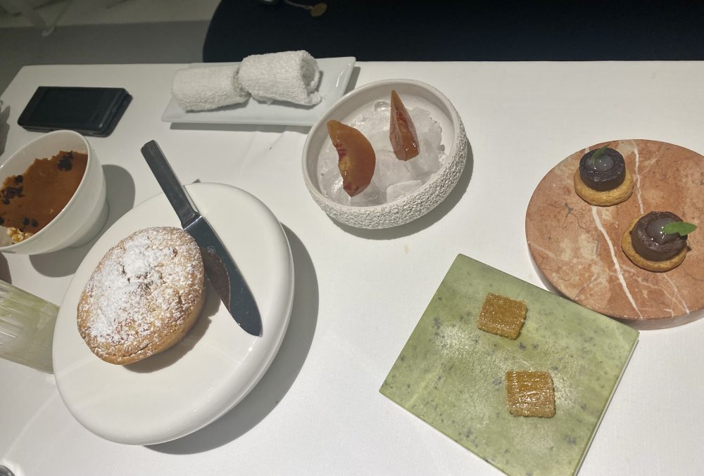 Re Santi e Leoni Restaurant - pesche al vino rosso di Gragnano, gele' al mandarino, cialde di bacche del Vesuvio con olivello spinoso, malve e carcade', pasticci otto di crema ed amarene