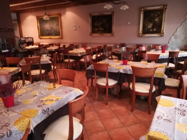 La sala del ristorante Marino a petina