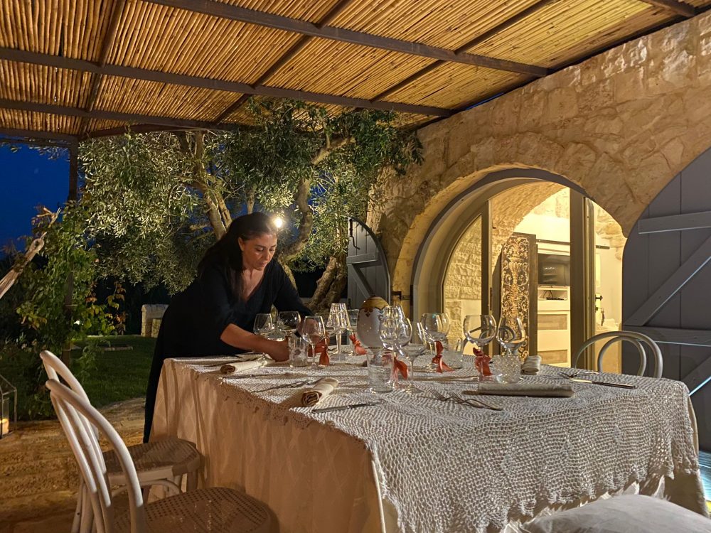 Rossella Ricci prepara la tavola Foto di Lorenzo Ceparano