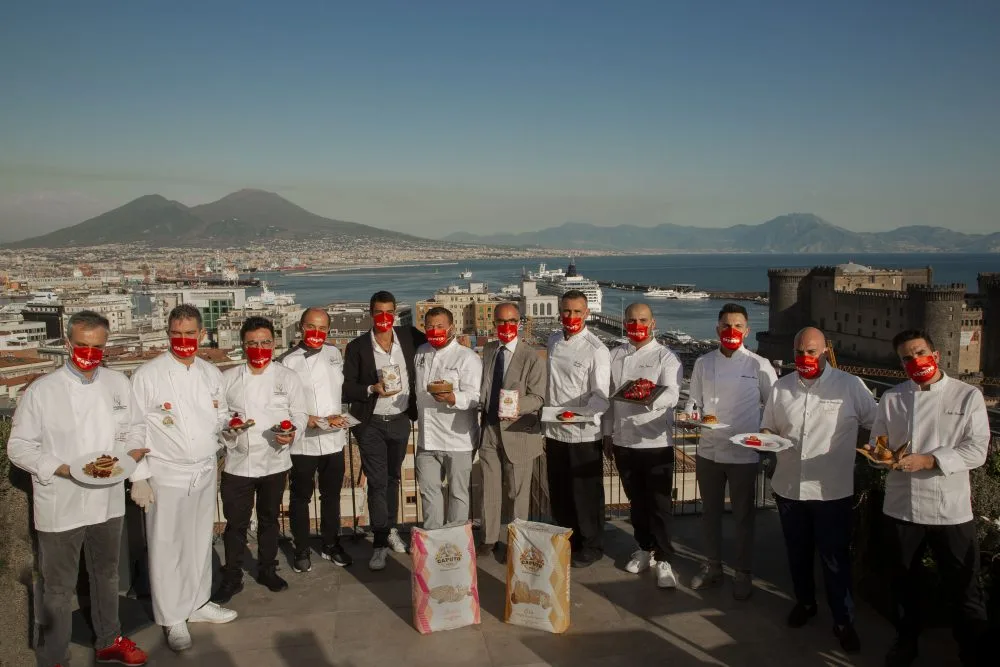 Tutti i concorrenti del contest San Genna' 2020 con Antimo e Mauro Caputo presso la terrazza del Renaissance Mediterraneo