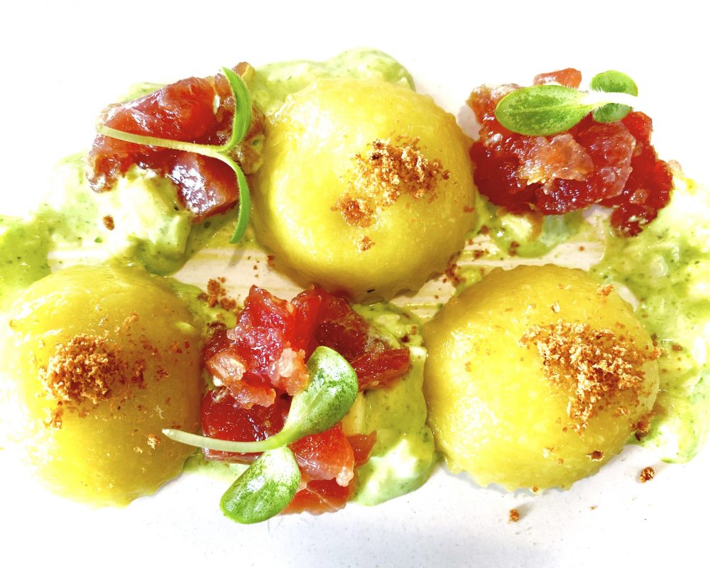 Il Riccio, Raviolo Caprese con foglia d’ostrica, crudo di tonno, ricotta al basilico e bottarga