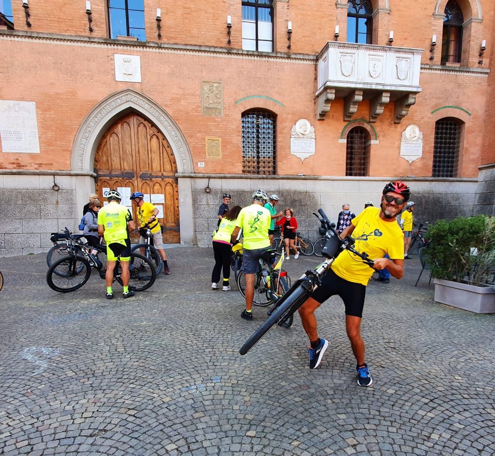 Gruppo in piazza a Budrio