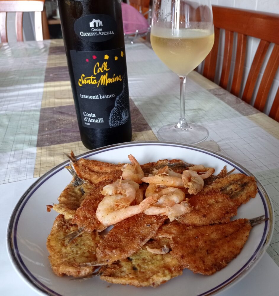 Vino Colle Santa Marina bianco Costa d'Amalfi 2020 Apicella con frittura di pesce