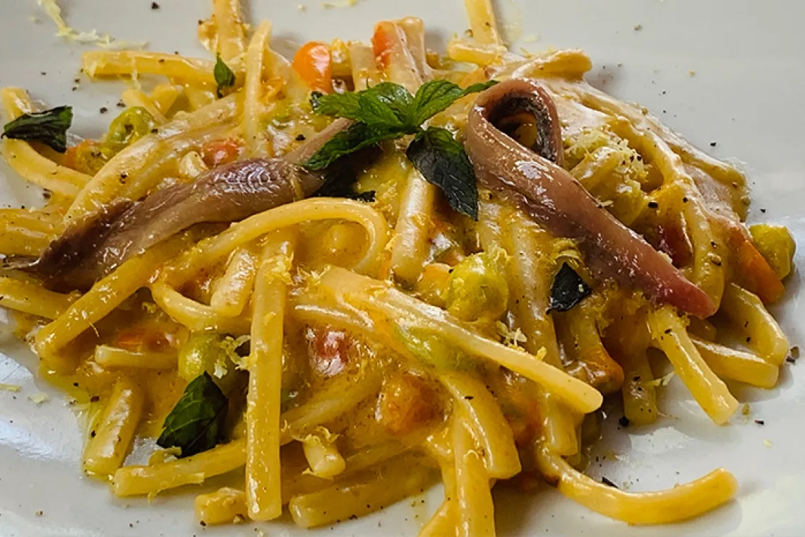Pasta con pomdoorini, alici e provola