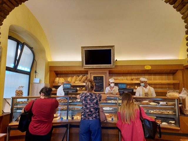 Forno Campo de’ Fiori - il bancone del forno