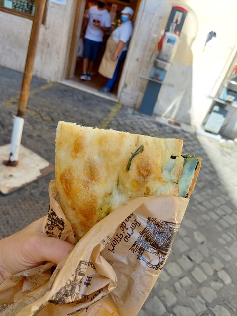 Forno Campo de’ Fiori - la pizza farcita cicorietta e pecorino