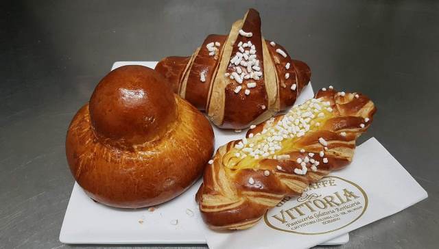 Gran Caffe' Vittoria - la brioche col tuppo, il cornetto e una treccia di brioche alla crema