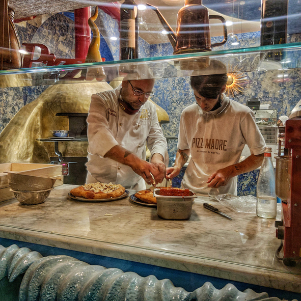Pizza Madre Salvatore Di Matteo - La preparazione della pizza in vetrina
