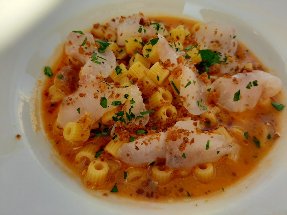 Ristorante Maria Luisa Tubettino in brodo di scorfano e gallinella marimnati al timo, porcini e pane croccante