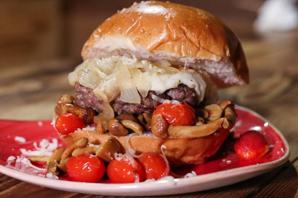 STORY FOOD & DRINK - Vesuvio con hamburger di Black Angus, cipolla caramellata, funghi, pomodorino del piennolo e formaggio di bufala