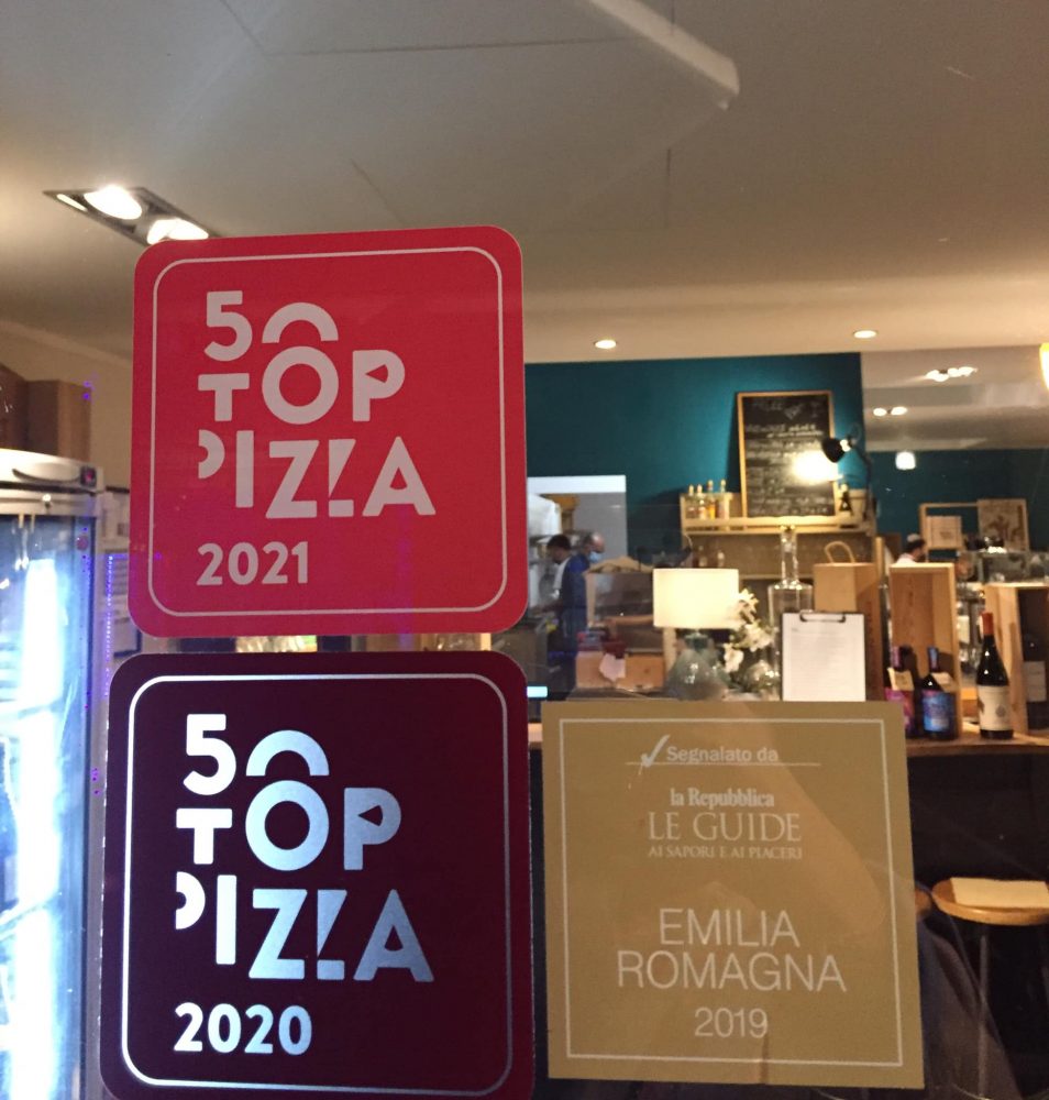 Banco del vino a Bologna, la vetrofania di 50toppizza all'ingresso